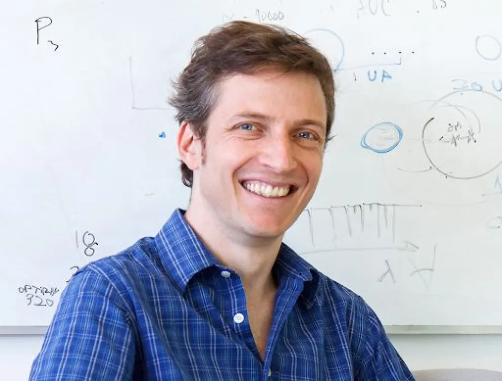 Descubren un sistema de dos exoplanetas que interactúan entre sí