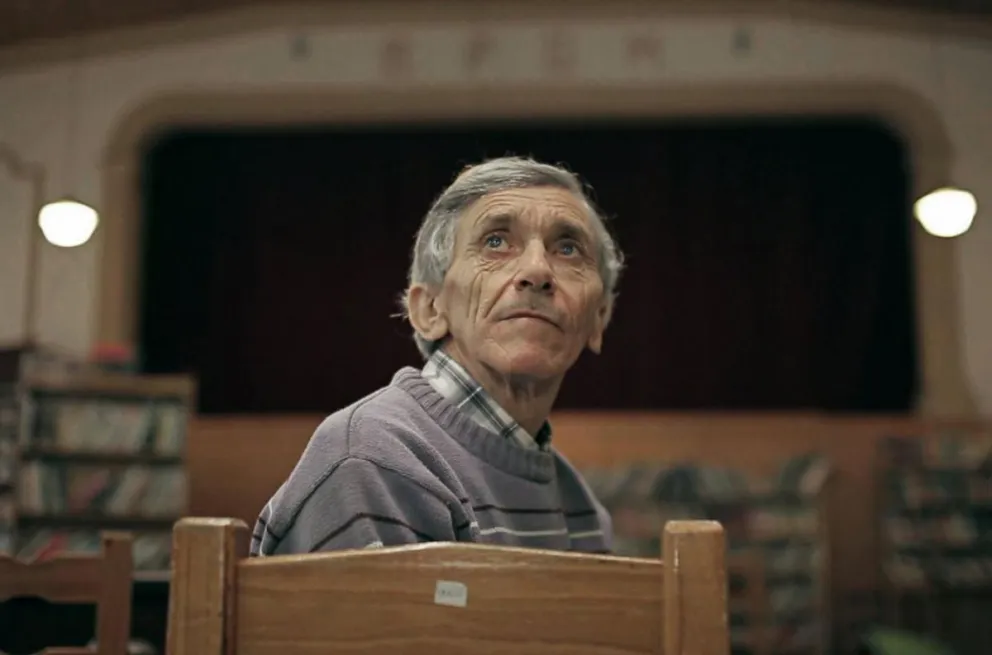 La emotiva historia del humilde albañil  que levantó un cine para su pueblo