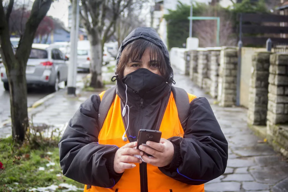 El trabajo de cobrar a quienes dejan el auto en la zona céntrica
