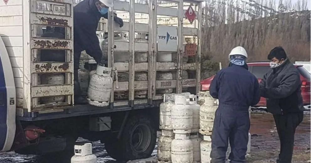 Continúa la entrega de garrafas del plan calor