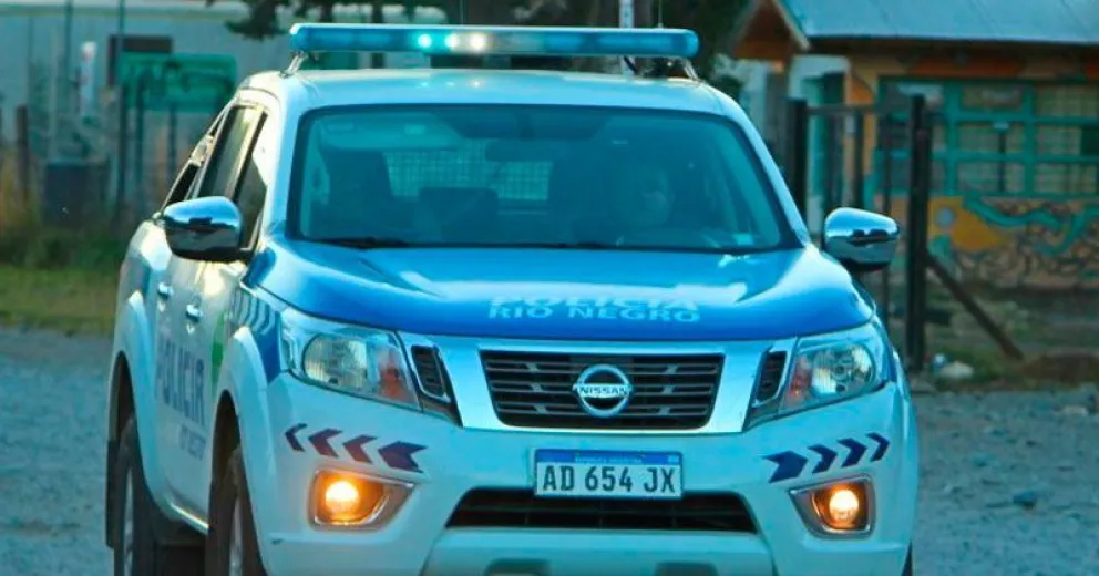 Chocaron a una empleada policial y le mostraron un arma de fuego