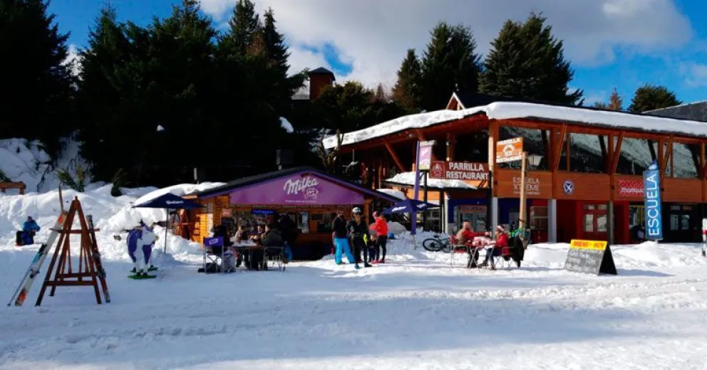 Domingo con buen clima: barilochenses disfrutaron de la base del cerro Catedral