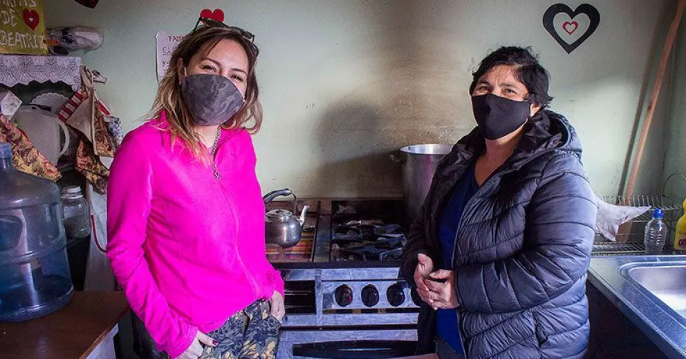 Se curó de COVID-19 y ayuda en un merendero