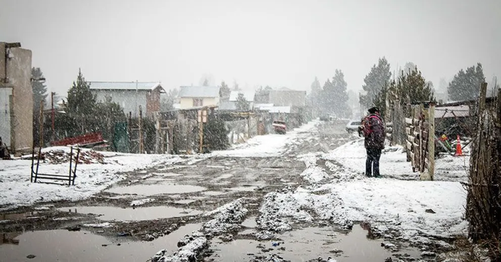 Ante la copiosa nevada trabajan en el despeje de calles de la ciudad