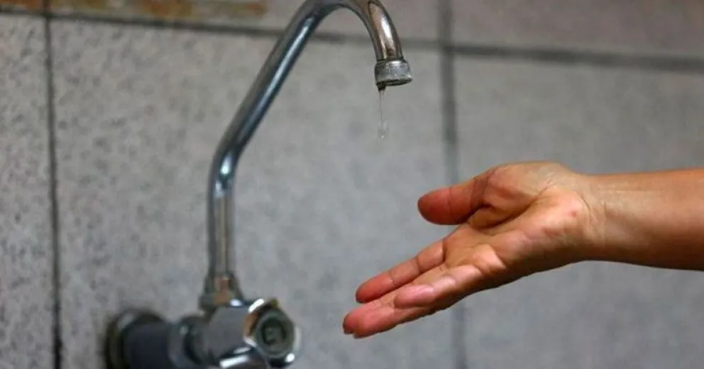 Sin agua en varios barrios de la ciudad por corte de energía