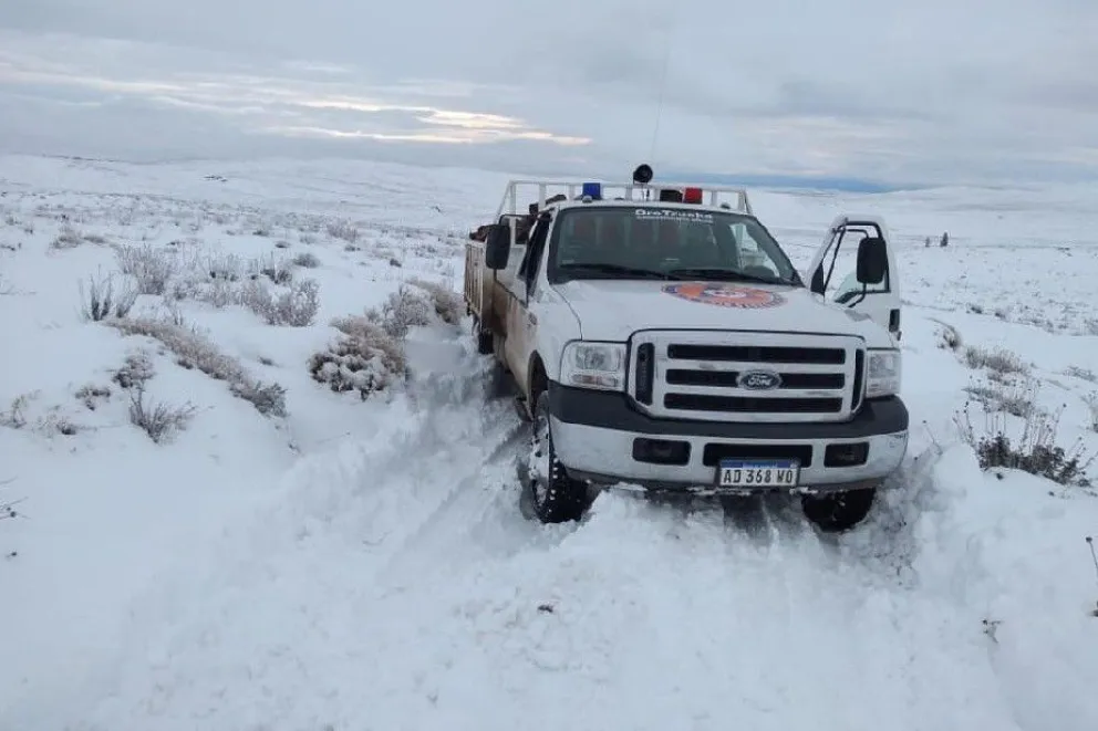 Desde Protección Civil se asiste a pobladores aislados por la nevada
