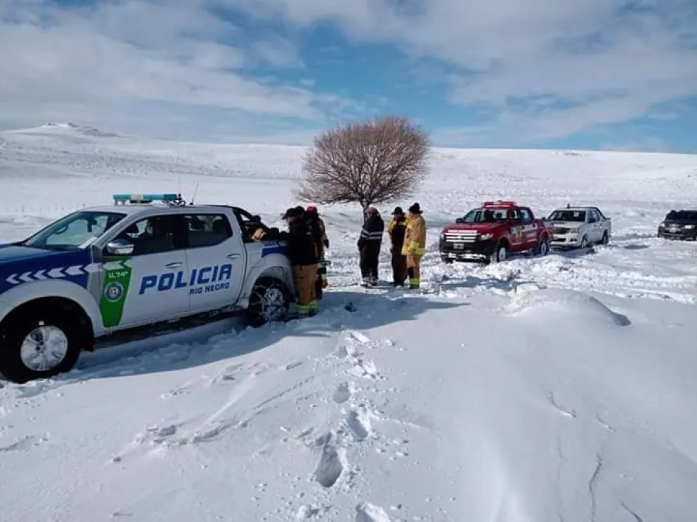 Policía rescató a cuatro personas aisladas en un campo cerca de Comallo