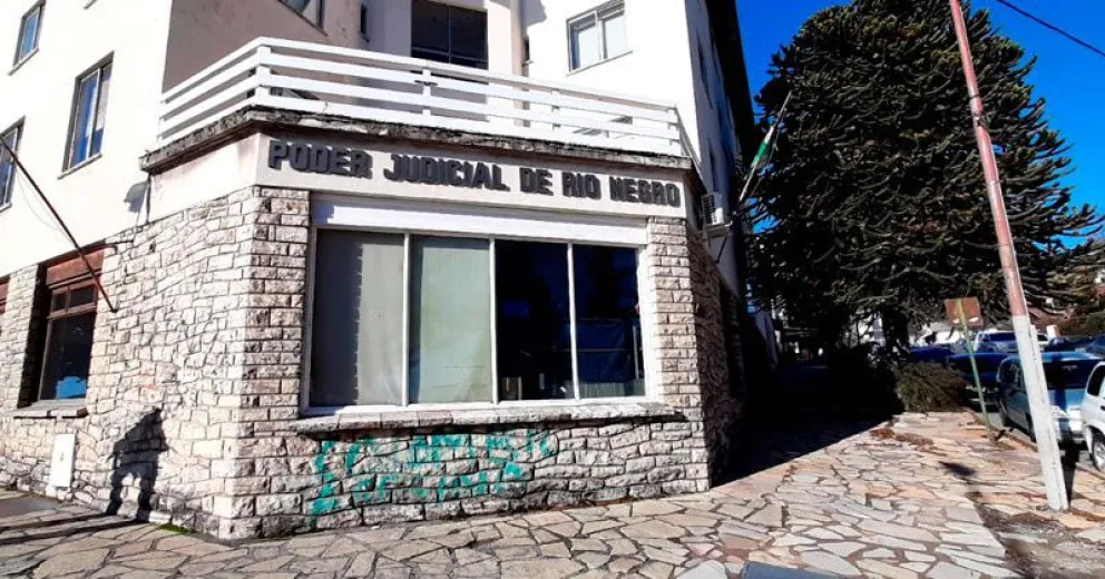 Lo imputaron por amedrentar a todos los varones que se acercan a su expareja 