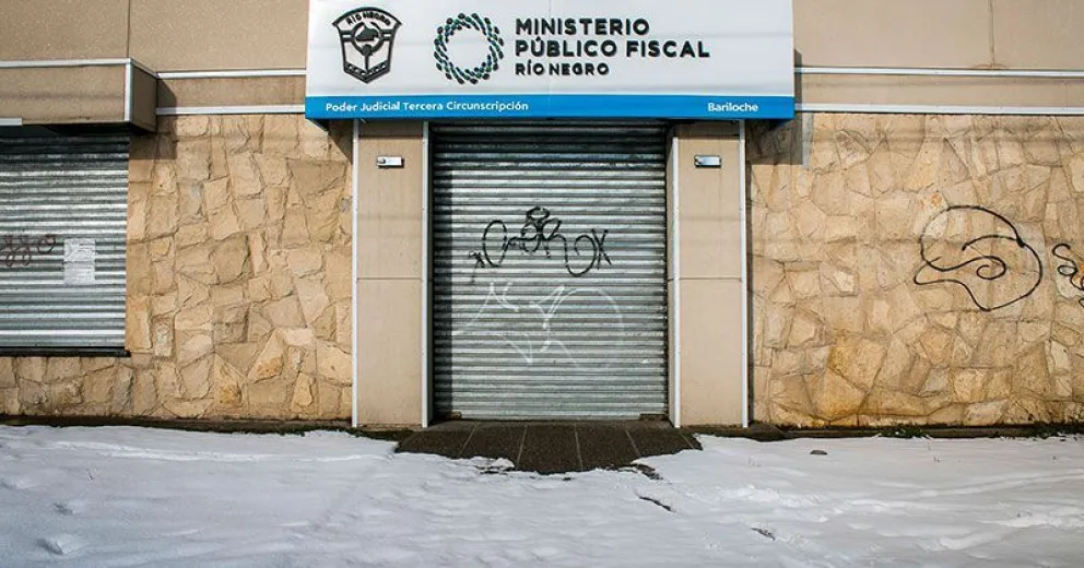 Fiscalía desierta y cerrada por casos de COVID-19