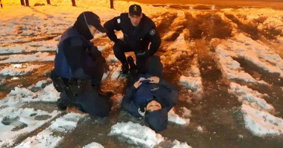 Una empleada policial se quebró la rodilla mientras patrullaba