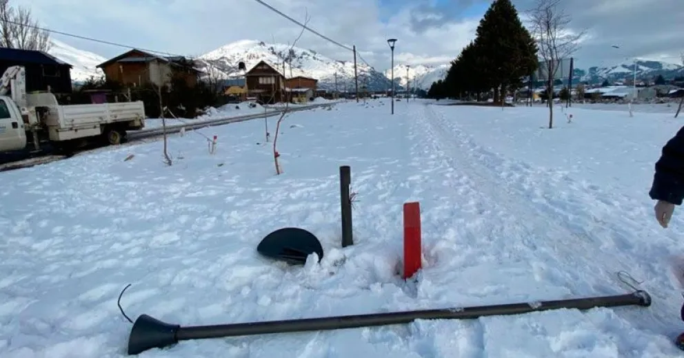 Roban Led y destruyen luminaria  con su poste en el Paseo del Sur