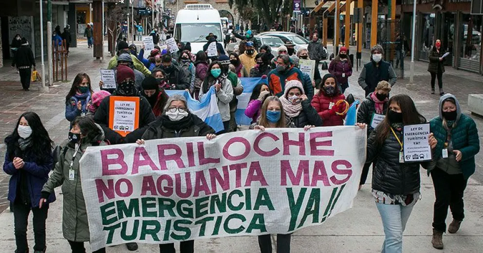 Desde la Terminal hasta el Centro Cívico, Bariloche hizo oir el pedido por la Ley de Emergencia Turística