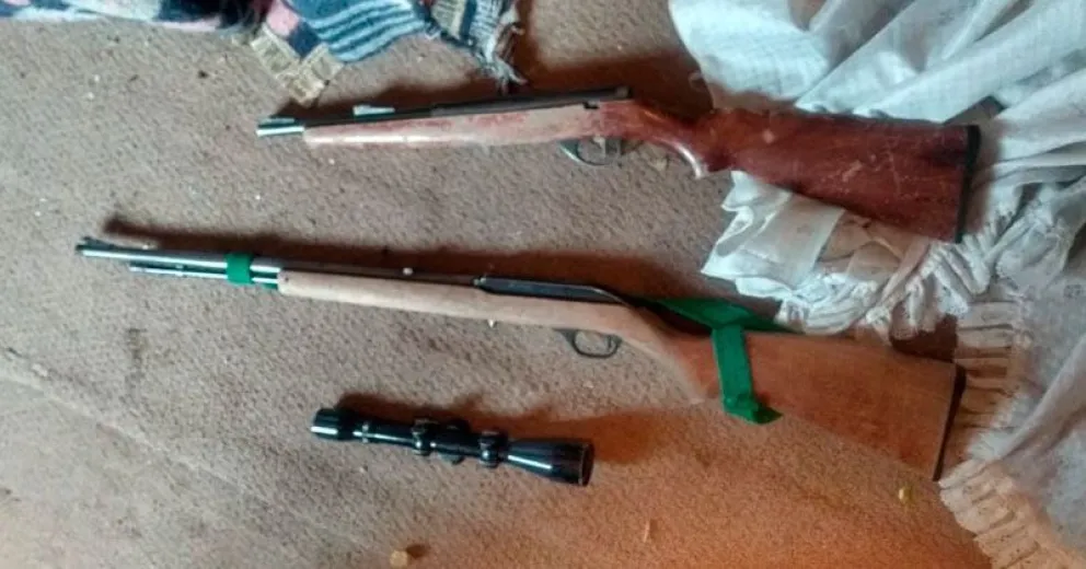 Quisieron robar vacas y efectuaron varios disparos: les secuestraron las armas