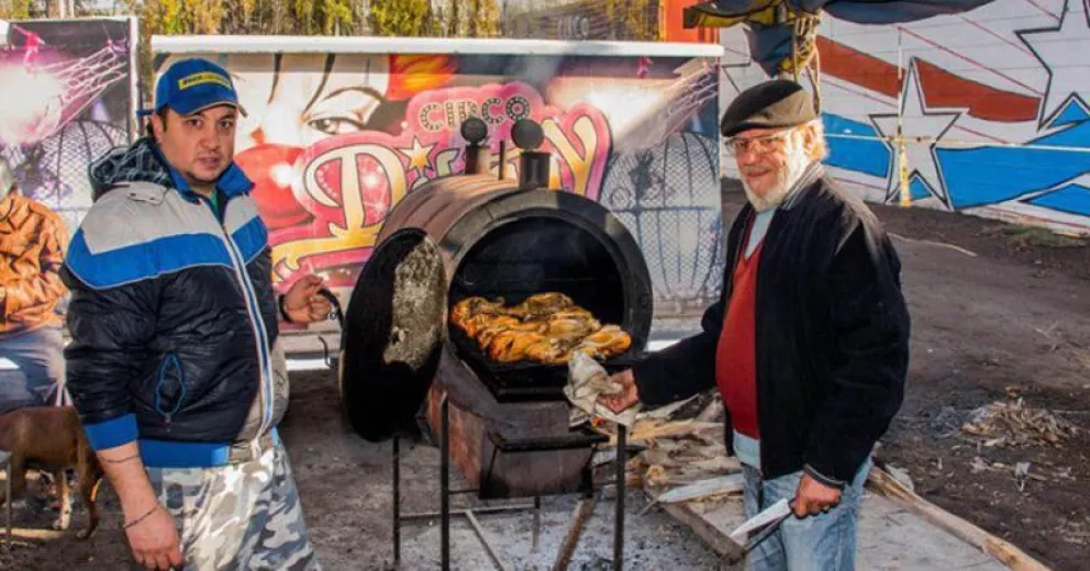 La cuarentena los encontró en la provincia con su circo y venden pollos para sobrevivir