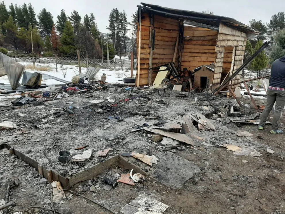 Una vivienda se incendió por completo en el este
