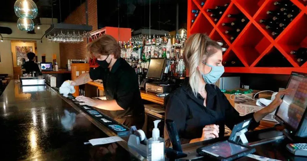 Lugares públicos menos y más peligrosos para contraer COVID-19