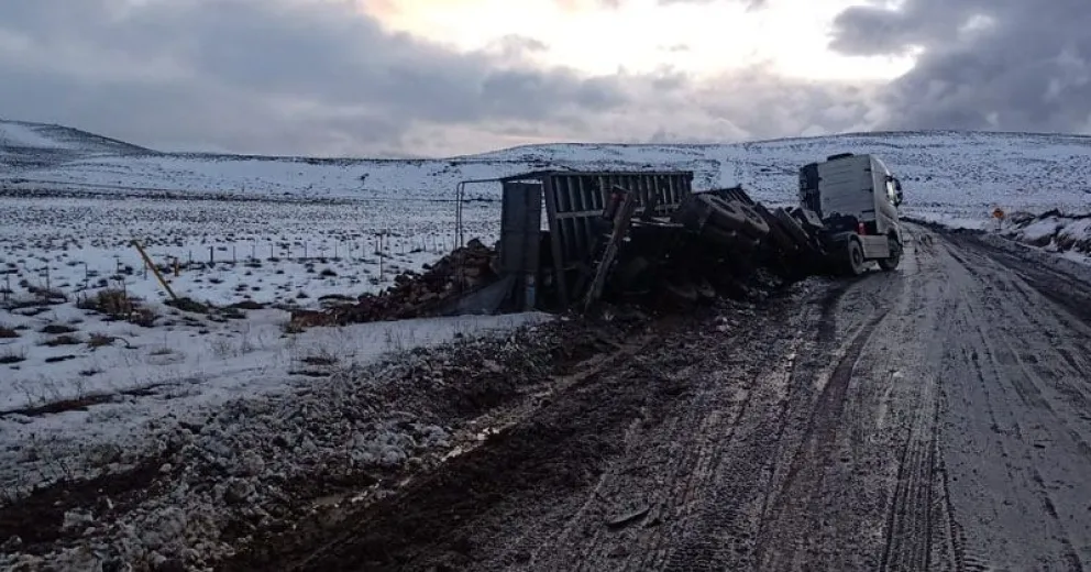 Pese a la restricción de circulación, debieron asistir camiones para que pase una ambulancia