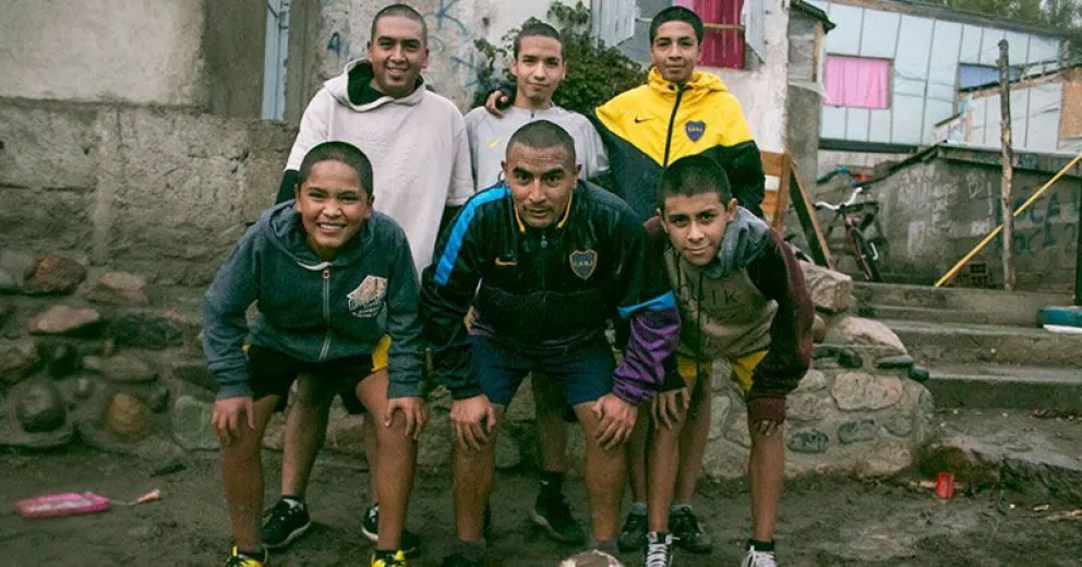 Hermanos y primos que viven en el mismo predio entrenan para no perder ritmo
