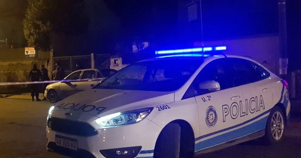 Se juntaron para celebrar el Día del Amigo y quisieron robarle el arma a un policía