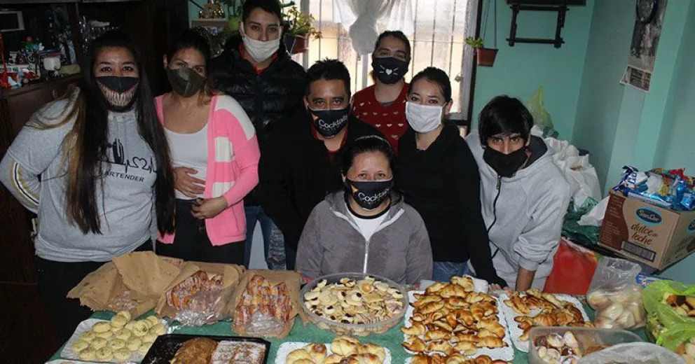 Vecinos realizaron una gran “Chocolatada Solidaria” para combatir el frío invernal