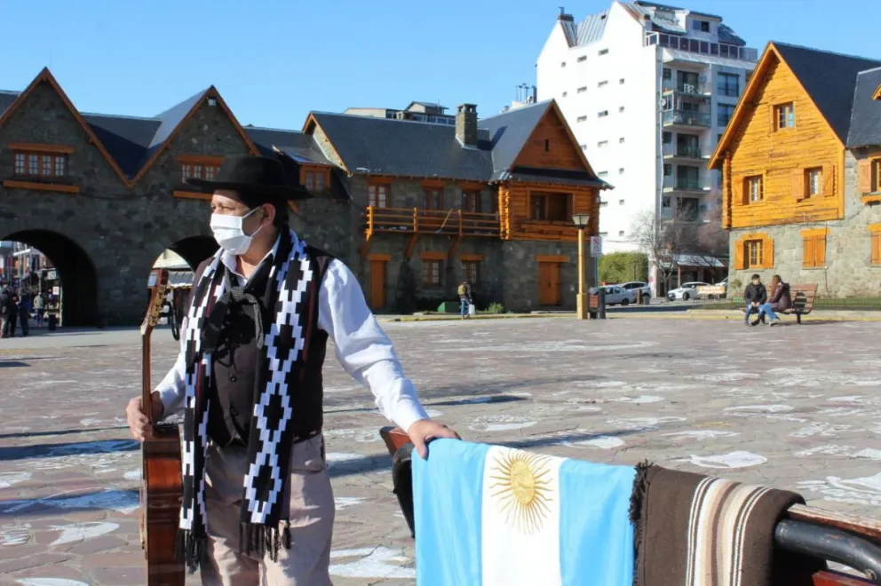 Omar Quinteros rindió homenaje a los payadores en el Centro Cívico.