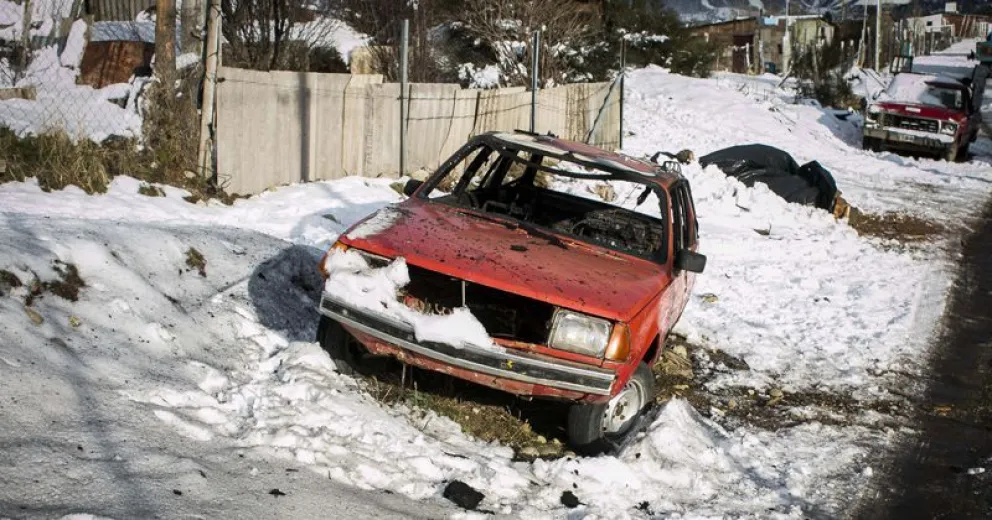 Incendiaron un vehículo y amenazaron con quemar una casa en el barrio Arrayanes