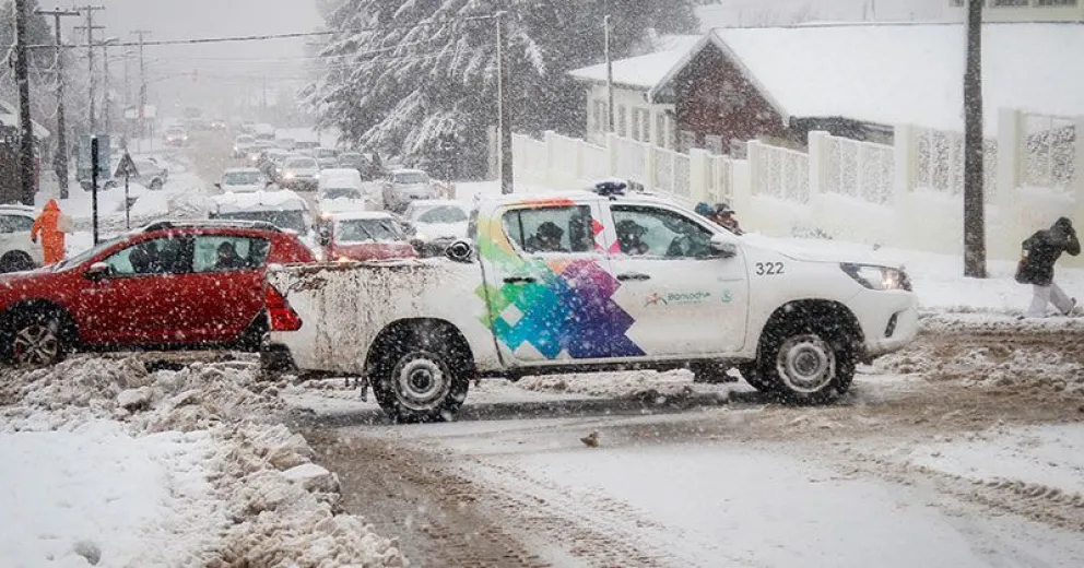 Complicaciones por la intensa nevada en la ciudad: cortaron varias arterias al tránsito