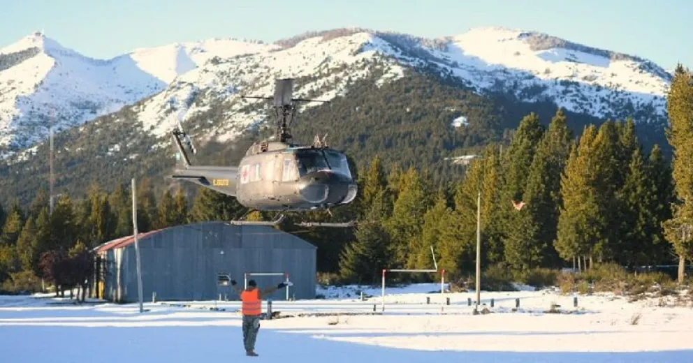 Con un helicóptero se asiste a pobladores de la Región Sur