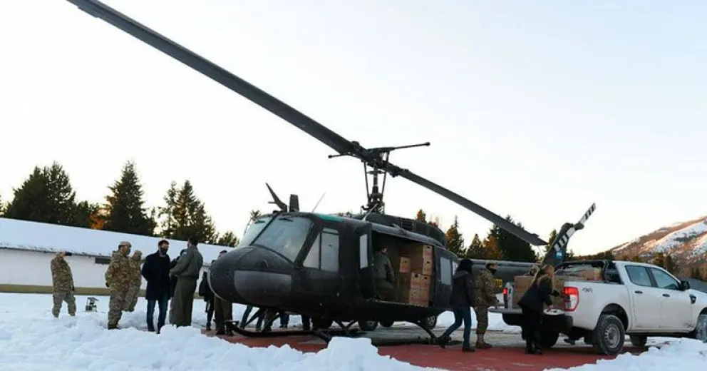 Un helicóptero pudo llegar con provisiones a Laguna Blanca