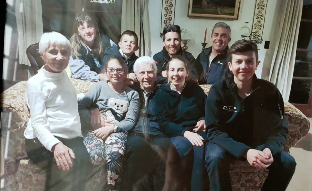 Dinko Bertoncelj festejó sus 92 años con mucha nieve y rodeado de sus amigos “antárticos”