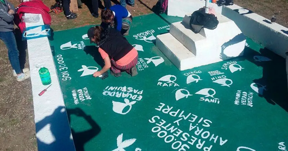 Dina Huapi: se habilitó oficialmente la pintada de pañuelos en la plaza principal