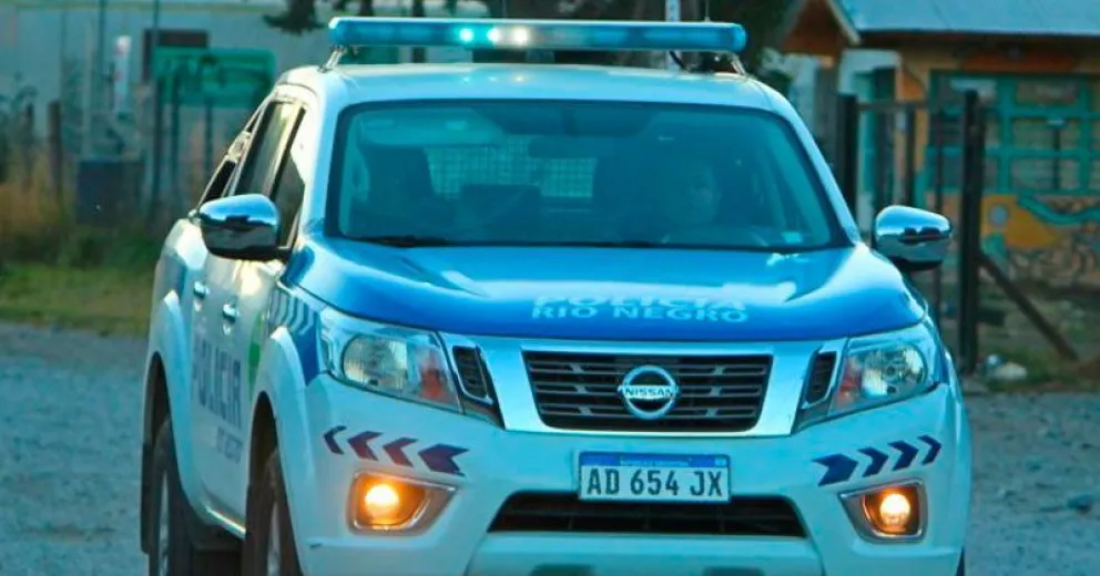 En estado de ebriedad colisionaron contra un auto estacionado y fueron detenidos