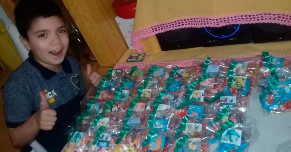 Un nene de 9 años junta golosinas para repartirlas el Día del Niño