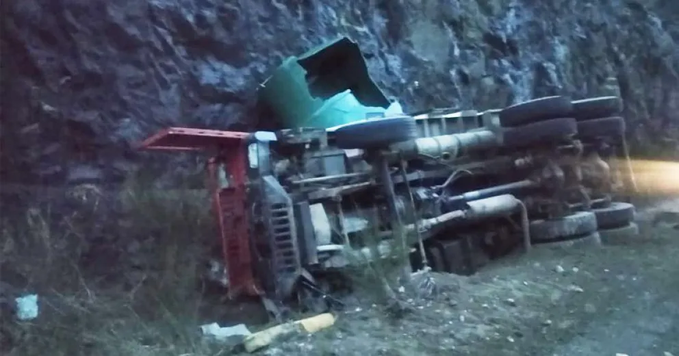 Un camionero está grave tras un vuelco en el Cañadón de la Mosca