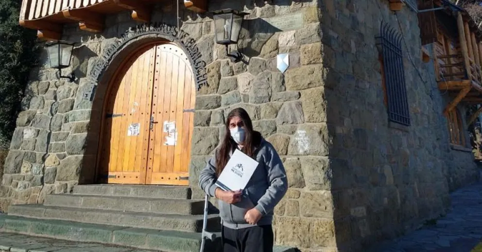 Oscar Rodríguez, feliz con su nueva licencia para manejar un taxi