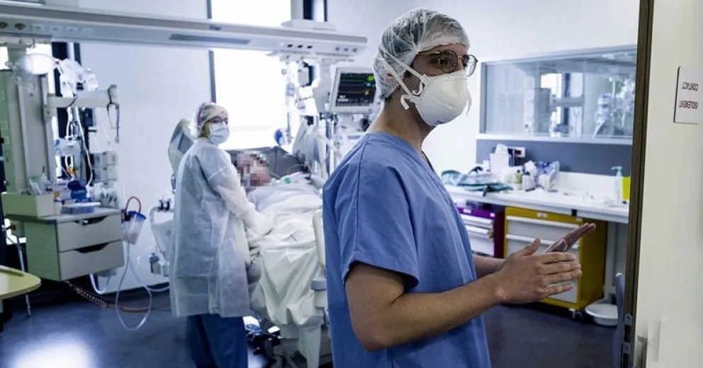 Quienes tengan síntomas y sean convivientes de personas ya diagnosticadas serán considerados positivos