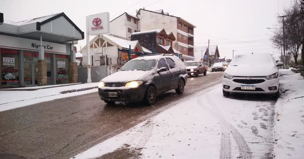 Nieve y hielo en las calles de Bariloche