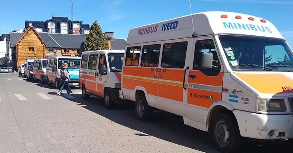 Desde este lunes combis escolares llevan pasajeros “punto a punto” en Bariloche