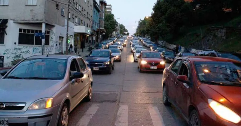 Permitirán que trabajen cuatro remises por agencia después de las 19 horas