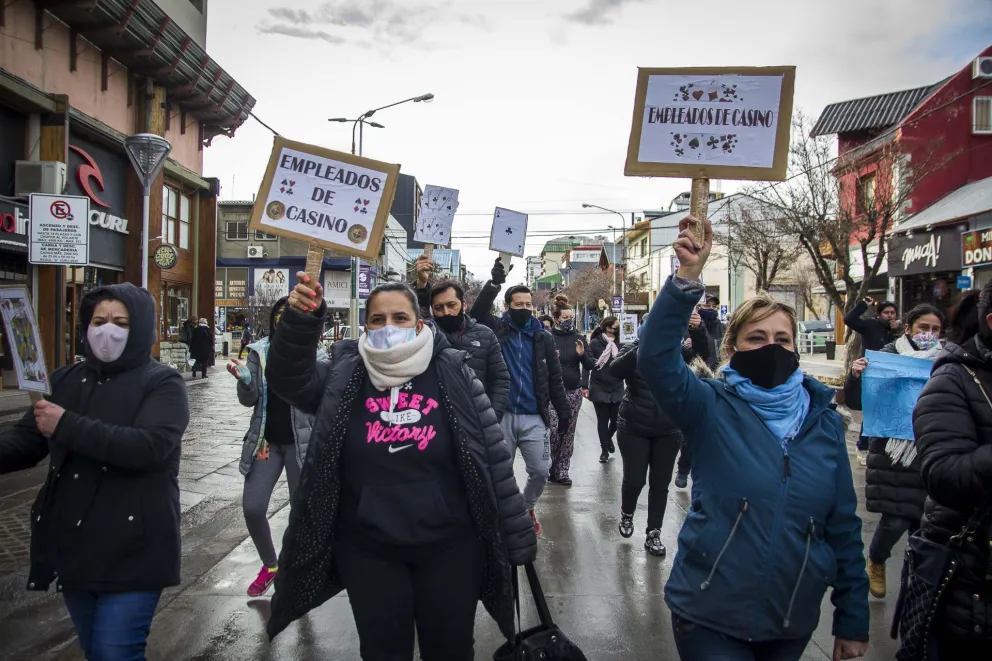 Trabajadores del casino marcharon en busca de información