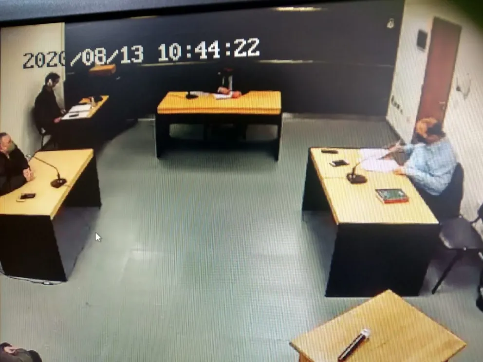 Le arrebató una tarjeta a su compañera y realizó más de diez compras