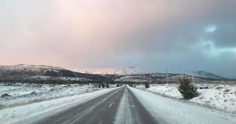Tras la nevada las rutas se encuentran transitables con extrema precaución