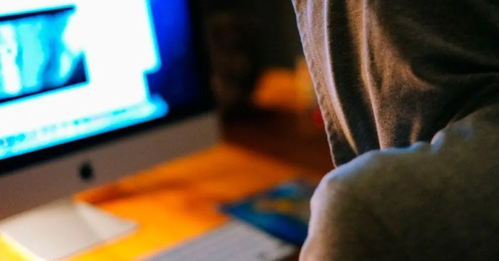 Compraron ropa por más de $20.000 con tarjetas apócrifas: apresados cuando fueron a retirar las prendas