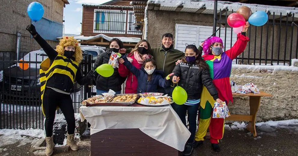 Una familia sorprendió a los chicos del barrio con chocolate y cosas ricas