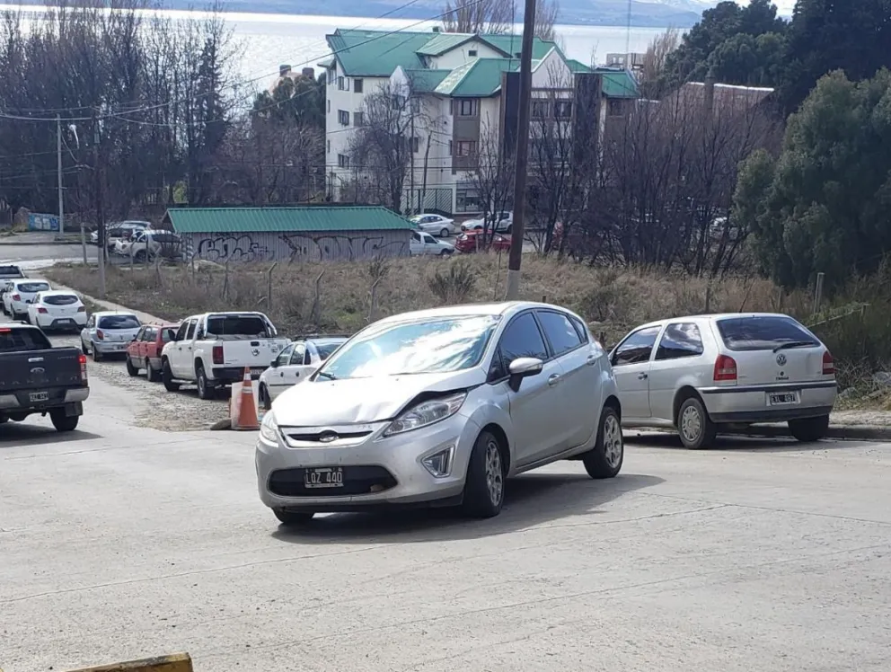 Conductor de una camioneta  chocó a un auto estacionado