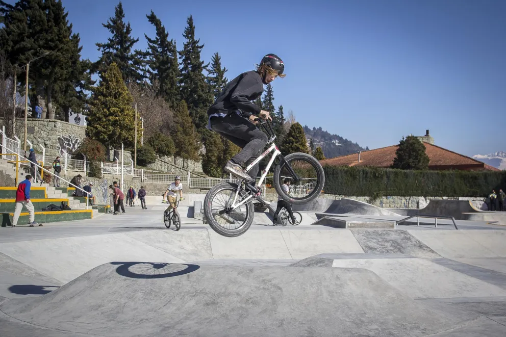 Los jóvenes barilochenses ya disfrutan el Skatepark