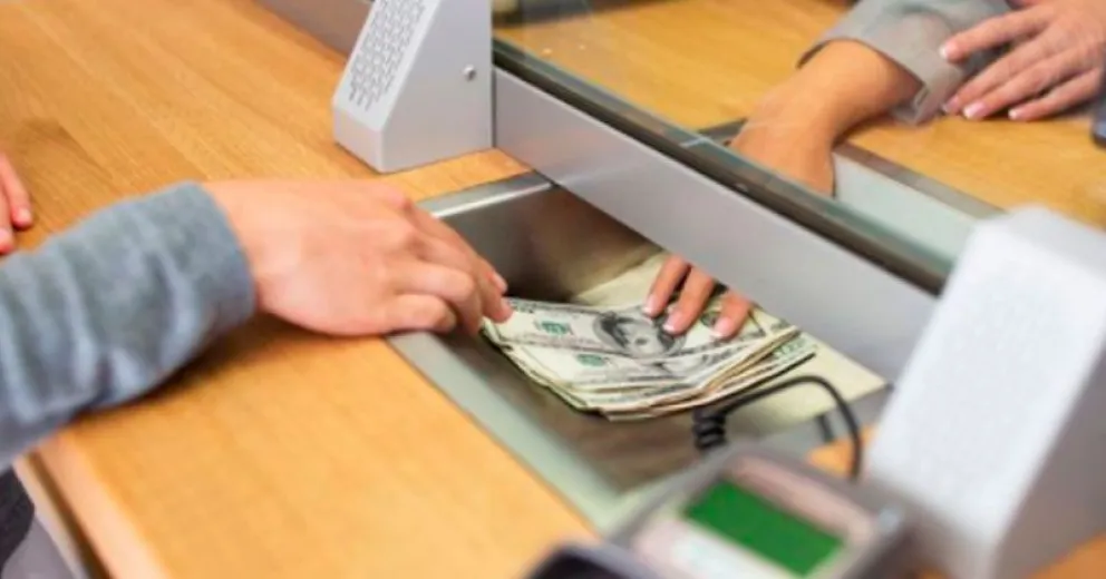 Realizaba depósitos bancarios ensobrados, pero no colocaba el dinero: terminó preso