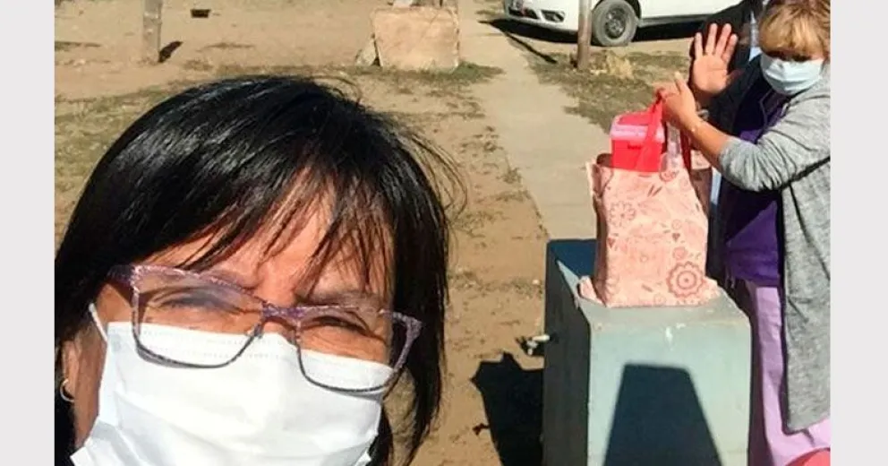 Mantener la distancia y “codito, codito para saludarse”