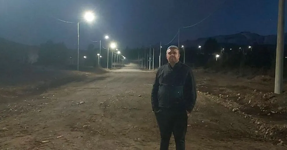 Agua, gas y alumbrado público en el barrio Los Abedules