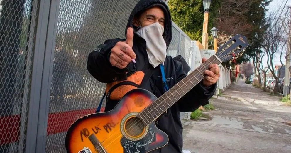 Nano Martínez volvió a tocar en la calle después de una odisea